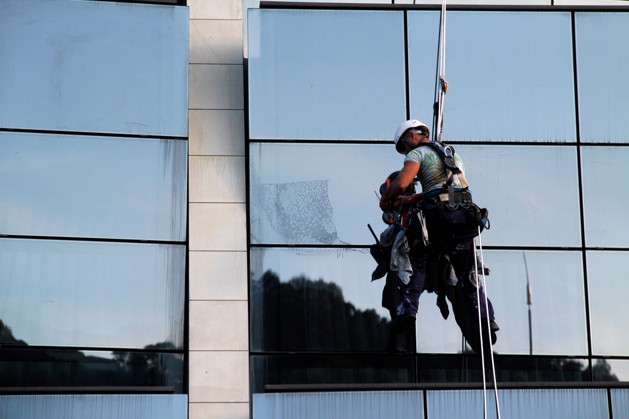 Hanging workers cleaning a facade
